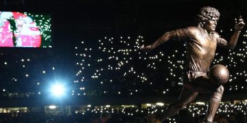 El Nápoles honra a Maradona con una estatua que rinde homenaje a su ‘D10S’