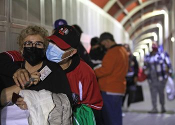 La apertura de la frontera México-EE.UU. reactiva el comercio y une familias