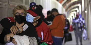 La apertura de la frontera México-EE.UU. reactiva el comercio y une familias