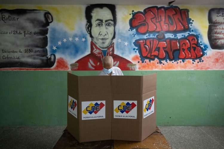 Un hombre ejerce su derecho al voto en un centro electoral durante las pasadas elecciones del 21 de noviembre de 2021, en Caracas (Venezuela). EFE/ Rayner Peña R.
