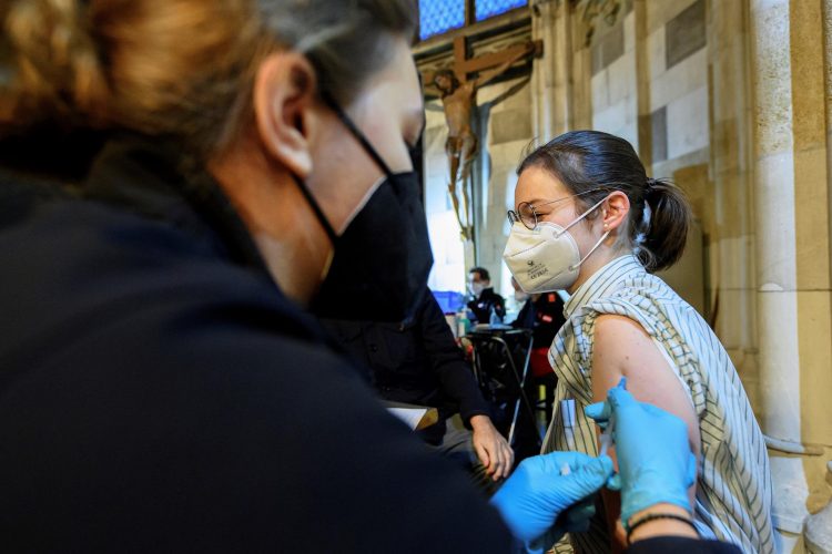Una mujer es vacunada contra la covid-19 en el interior de la catedral de Saint Stephen, en Viena. EFE/EPA/CHRISTIAN BRUNA