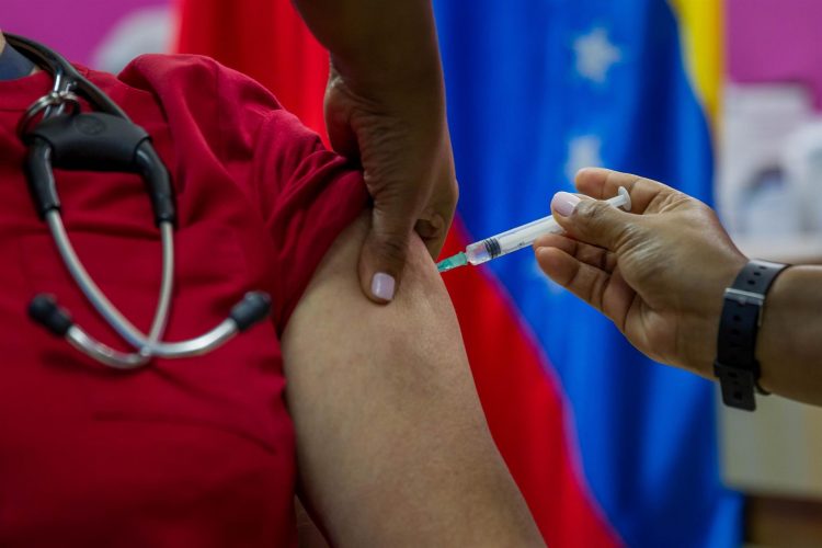 Fotografía de archivo en la que se registró el proceso de vacunación de una persona contra la covid-19, en Caracas (Venezuela). EFE/ Miguel Gutiérrez