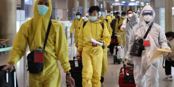 La variante ómicron se extiende poco a poco y causa el cierre de fronteras