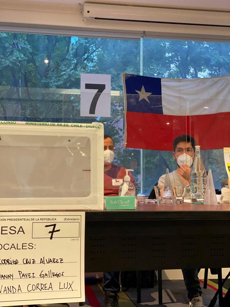 Unos 7.760 chilenos residentes en Australia y Nueva Zelanda que están habilitados para votar comenzaron a emitir su voto este domingo con normalidad en las elecciones presidenciales, las más cruciales e inciertas de la historia reciente del país. EFE/Rocío Otoya
