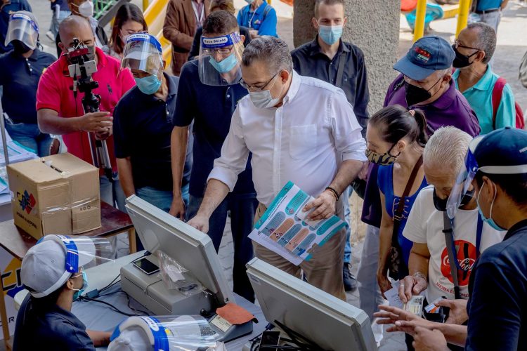 Enrique Márquez, rector del Consejo Nacional Electoral, participa en un acto de formación a ciudadanos para usar el sistema de votación, hoy, en Caracas (Venezuela). EFE/Miguel Gutiérrez
