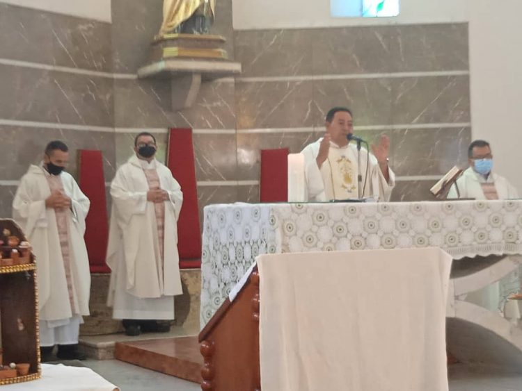 La Eucaristía estuvo siendo presidida por el Padre Luis Felipe Torres y acompañado por los sacerdotes Rafael Peña, Humberto Villegas y Edmundo Cadenas
