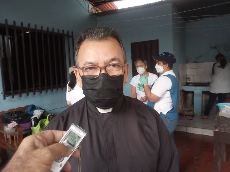El Padre Rafael Peña Vicario en la Iglesia El Carmen y Promotor de La Campaña del Abrazo en Familia.