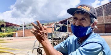 Mantiene impecable una plaza pública a pesar de estar en silla de ruedas y no tener ni una comida segura