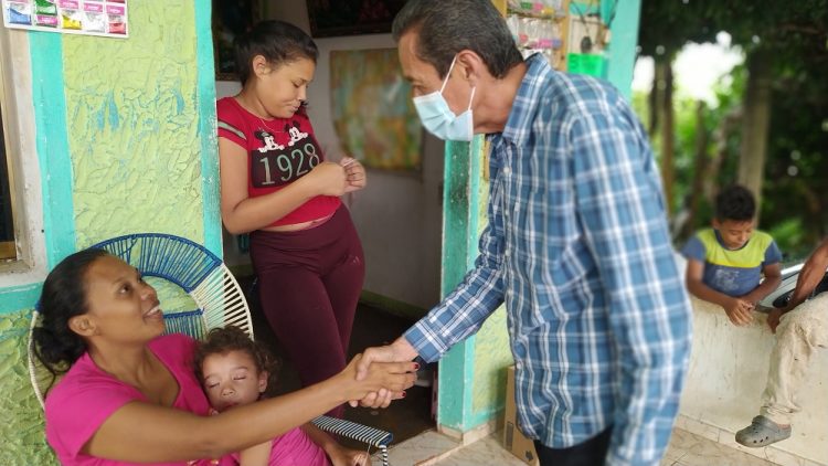 Edgar Márquez realiza visitas casa por casa en comunidades de Mérida.