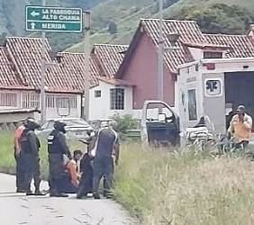 Atendidos en el IAHULA funcionarios tras colisionar sus motos en el carril de Trole