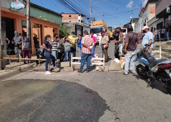 Familias afectadas por colapso de aguas servidas en Boconó mantienen cierre de vía hacia Portuguesa