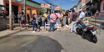 Familias afectadas por colapso de aguas servidas en Boconó mantienen cierre de vía hacia Portuguesa