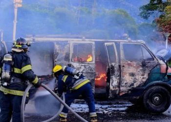 En cenizas se convirtió una buseta tras incendiarse en la avenida Andrés Bello de Mérida