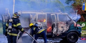 En cenizas se convirtió una buseta tras incendiarse en la avenida Andrés Bello de Mérida