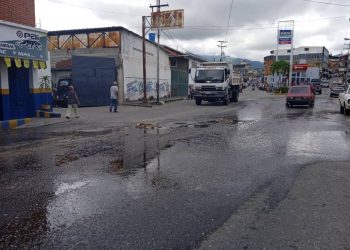 Valera llena de botes de agua mientras la ciudad padece por falta de agua potable