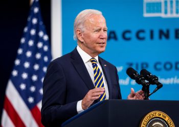 Una corte falla contra la orden de Biden para hacer la vacunación obligatoria