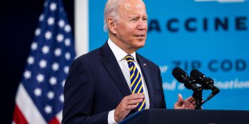 Una corte falla contra la orden de Biden para hacer la vacunación obligatoria