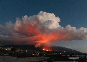 La lava llega de nuevo al mar en La Palma y obliga a confinar población
