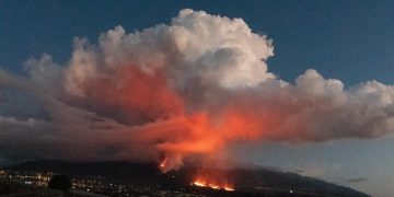 La lava llega de nuevo al mar en La Palma y obliga a confinar población