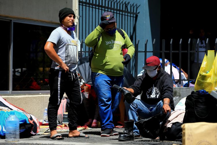 Ciudadanos venezolanos esperan para ser tomados en cuenta en los viajes de repatriación a Venezuela, en una fotografía de archivo. EFE/José Jácome