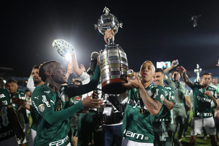 Jugadores de Palmeiras celebran con el trofeo tras vencer a Flamengo y ganar la Copa Libertadores hoy, en el Estadio Centenario en Montevideo (Uruguay). EFE/Juan Ignacio Roncoroni