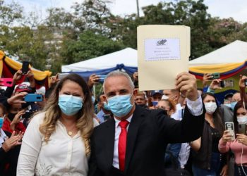En acto público es proclamado por el CNE Freddy Bernal como gobernador del Táchira