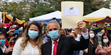 En acto público es proclamado por el CNE Freddy Bernal como gobernador del Táchira