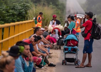 Caravana migrante que avanza por la mexicana Veracruz cada vez más cansada