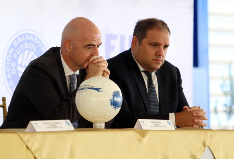 El presidente de FIFA, Gianni Infantino (i), y el presidente de Concacaf, Víctor Montagliani, en una imagen de archivo. EFE/Miguel Lemus