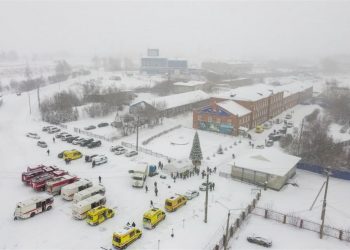 Socorristas rusos rescatan vivo a un médico socorrista de la mina en Siberia