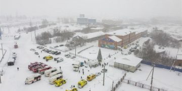 Socorristas rusos rescatan vivo a un médico socorrista de la mina en Siberia