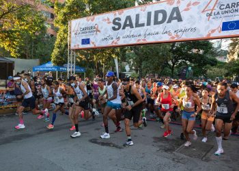 La «Marea morada» toma Caracas en una carrera de la UE contra la violencia de género