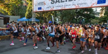 La «Marea morada» toma Caracas en una carrera de la UE contra la violencia de género
