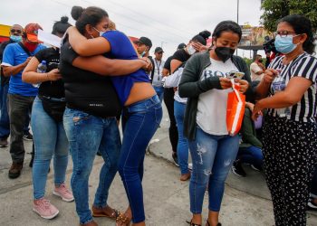Tensa calma en el exterior de la cárcel de Ecuador tras la matanza de 68 reos
