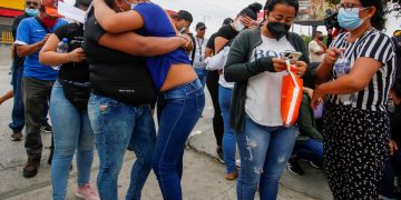 Tensa calma en el exterior de la cárcel de Ecuador tras la matanza de 68 reos