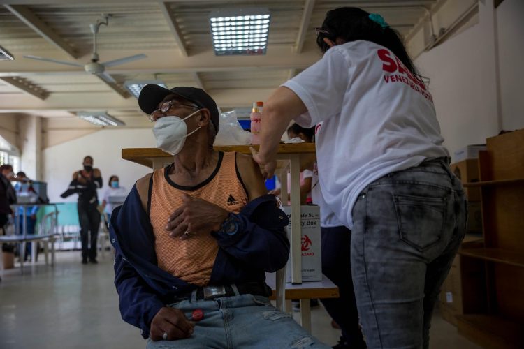 Fotografía de archivo en la que se registró a un hombre al ser vacunado contra la covid-19, en Caracas (Venezuela). EFE/Miguel Gutiérrez