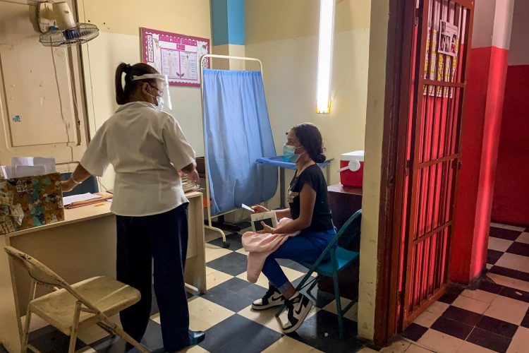 Una joven asiste a un centro de salud buscando vacunarse, en Caracas (Venezuela). EFE/ Miguel Gutiérrez