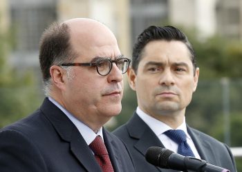 Julio Borges critica al Gobierno de Chile por deportación de migrantes