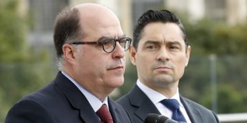 Julio Borges critica al Gobierno de Chile por deportación de migrantes