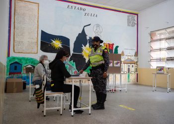 Fe y baja afluencia de votantes en los comicios locales y regionales en Venezuela