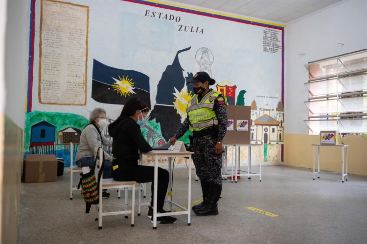 Una policía vota hoy en un colegio electoral en Caracas (Venezuela). EFE/Rayner Peña