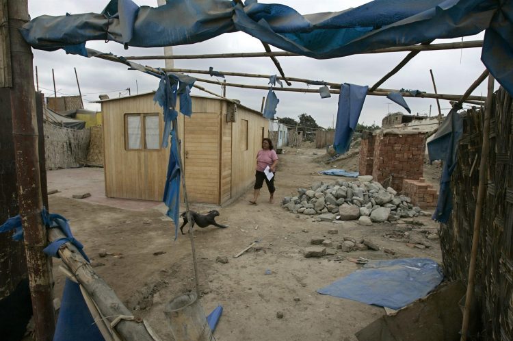 Imagen de archivo del 14 de agosto de 2008 de damnificados tras un terremoto que azotó la costa centro-sur del Perú. EFE/Paolo Aguilar