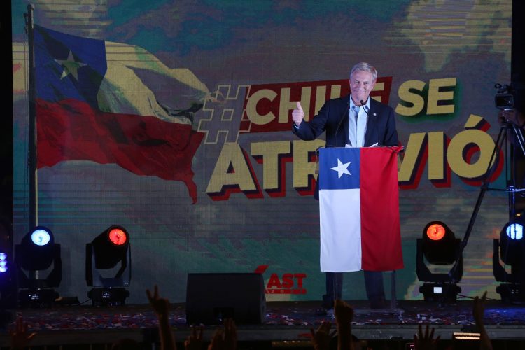 El candidato presidencial del Partido Republicano, José Antonio Kast, en un acto con sus seguidores tras conocer los resultados de las elecciones presidenciales, en Santiago (Chile). EFE