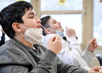 Europa fuera de la tendencia mundial a la baja de casos y muertes por covid