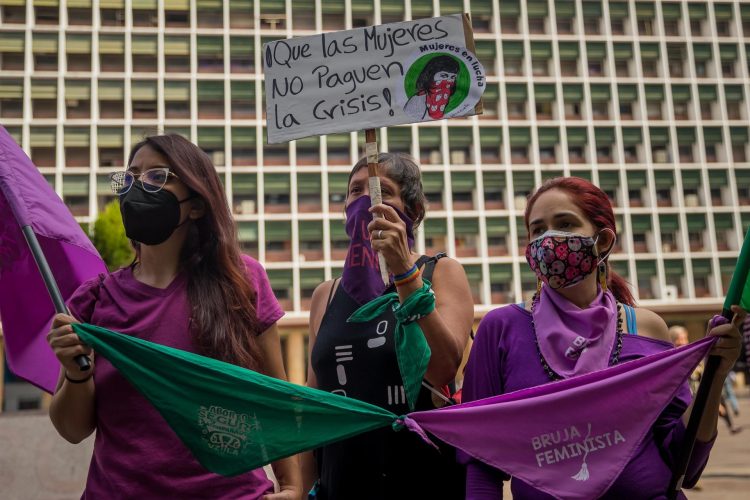 Varias mujeres participan en una movilización con motivo de la conmemoración del Día Internacional de la Eliminación de la Violencia contra la Mujer, hoy, en Caracas (Venezuela). EFE/Miguel Gutiérrez