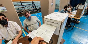 Argentinos votan con normalidad en los comicios legislativos claves para el Gobierno