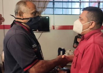 Jehyson Guzmán entregó uniformes a Bomberos ulandinos