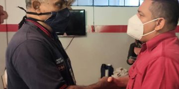 Jehyson Guzmán entregó uniformes a Bomberos ulandinos