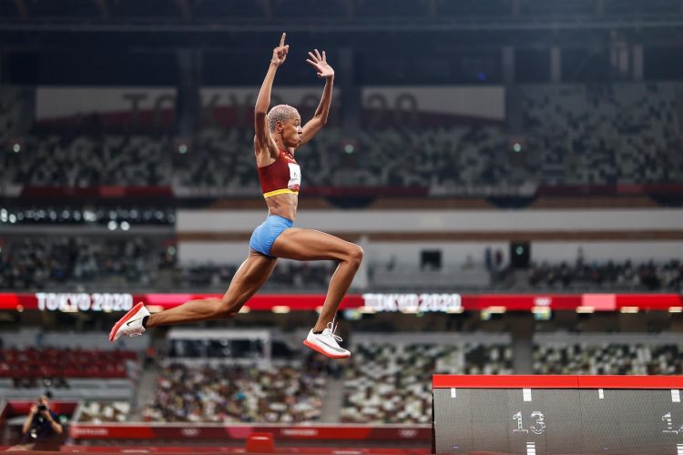 Fotografía de archivo de la venezolana Yulimar Rojas en la final femenina de triple salto durante los Juegos Olímpicos 2020, el 1 de agosto de 2021 en el Estadio Olímpico de Tokio (Japón). EFE/Juan Ignacio Roncoroni