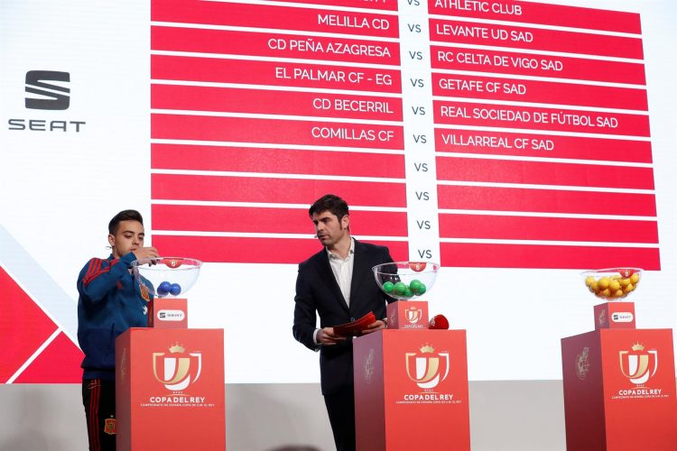 El presentador de la RFEF, Saúl Ramos, y el jugador del Celta Fran Beltrán durante un sorteo de la Copa del Rey en una foto de archivo. EFE/Zipi